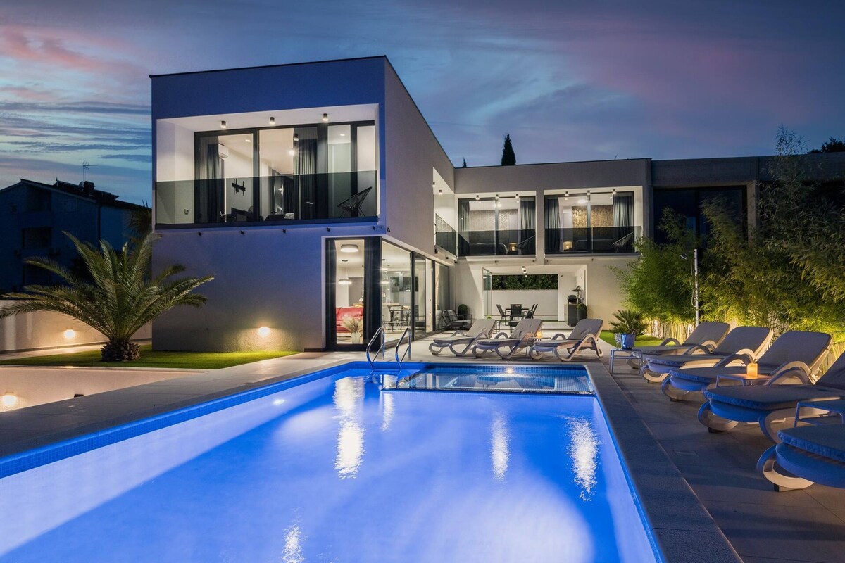 Modern Villa Miaa -32 m2 pool 4 en-suite bedrooms