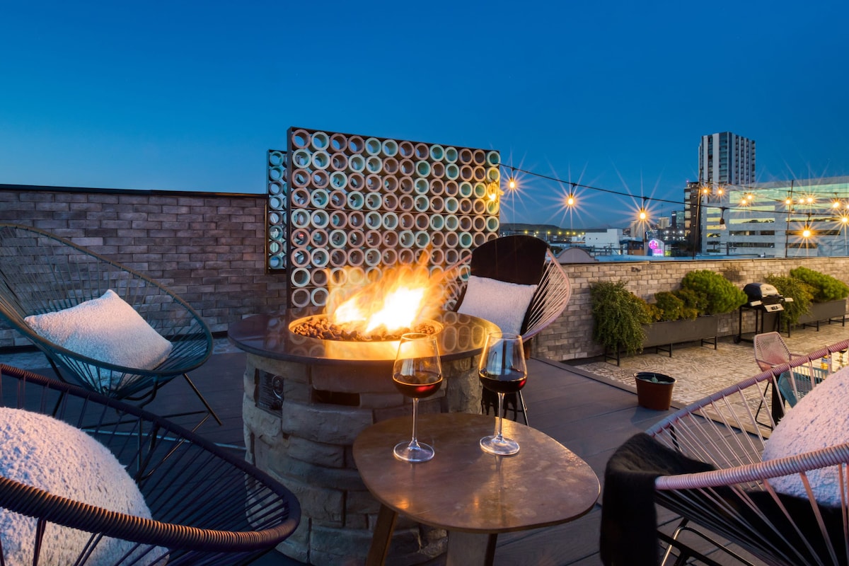 Chic Apt | Cool Rooftop w/Fire Pit+Gym+Lounge