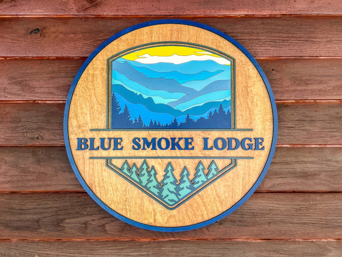 Blue Smoke Lodge ，设有火坑、热水浴缸和景观！