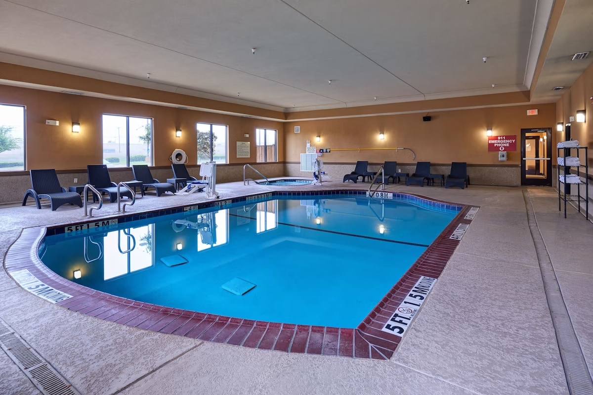 Cozy Stopover w/ Free Parking, Just Off I-35, Pool