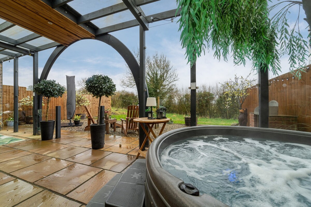 Bluebell, Underfloor Heating, Hot Tub, Firepit