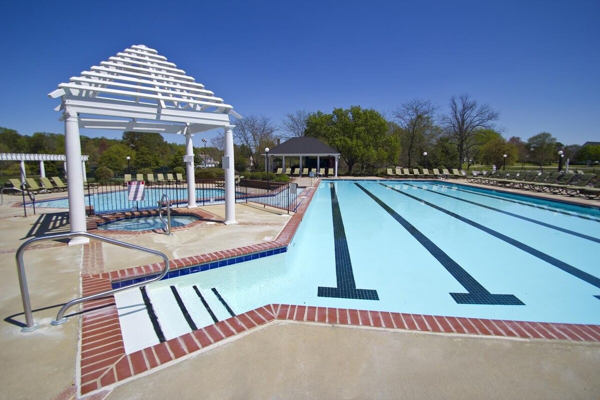 Best Choice! Free Parking, Indoor & Outdoor Pools!