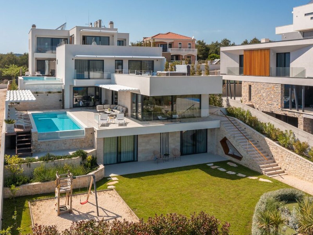 Villa Royal with Sea Views & Private Pool & Gym