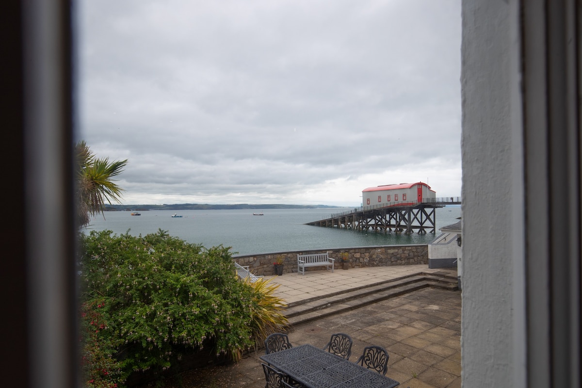 Laston Garden Apartment - Sea Views, Large Terrace