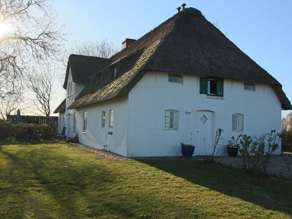 Thatched roof house Poppenbüll