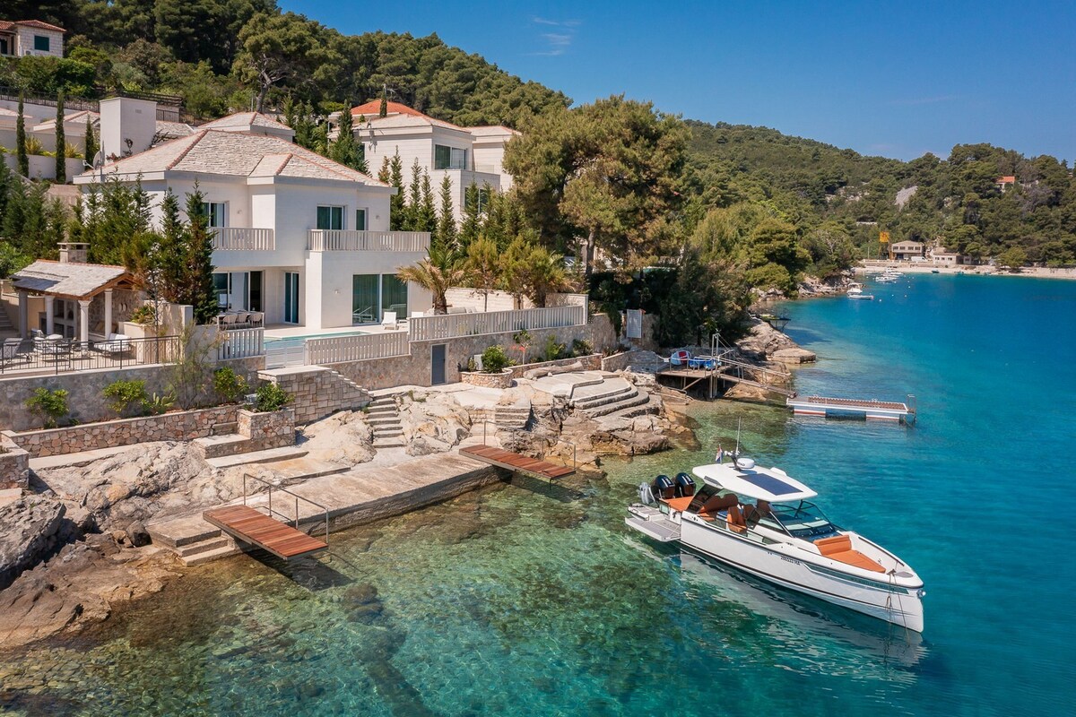 Luxury Villa Bohemian 2 heated pool near sea