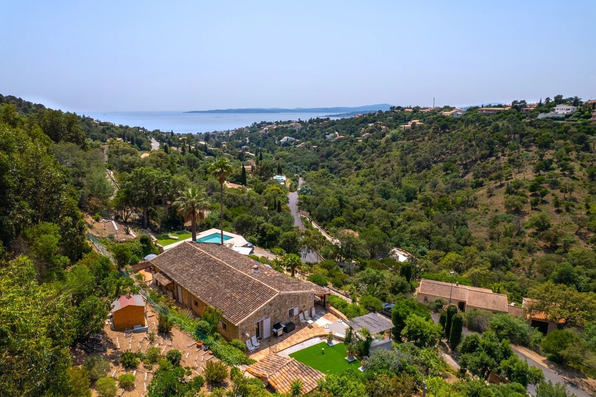 Villa avec piscine et vue mer, au calme