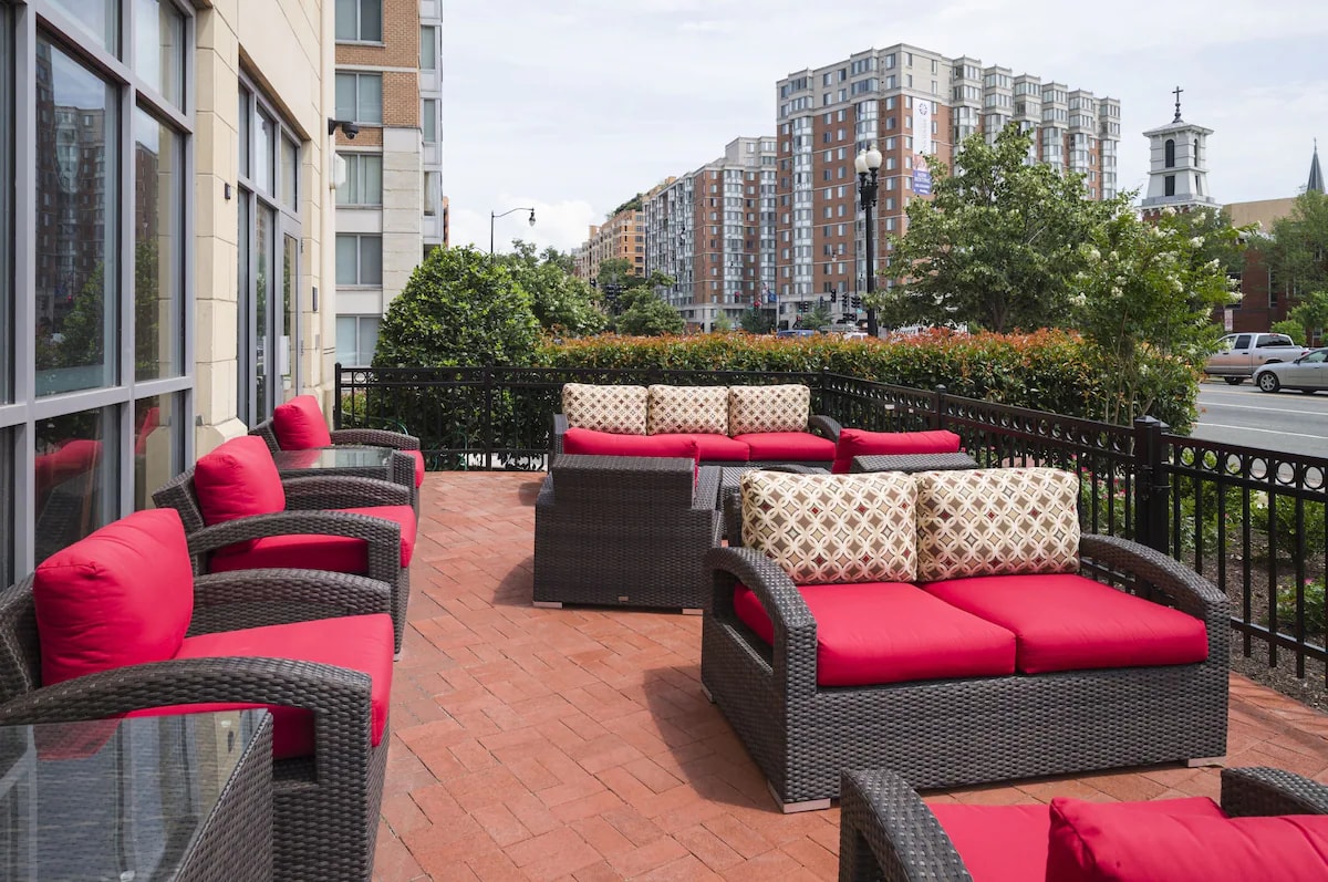 DC Downtown: Scenic Stays Near Attractions, Pets