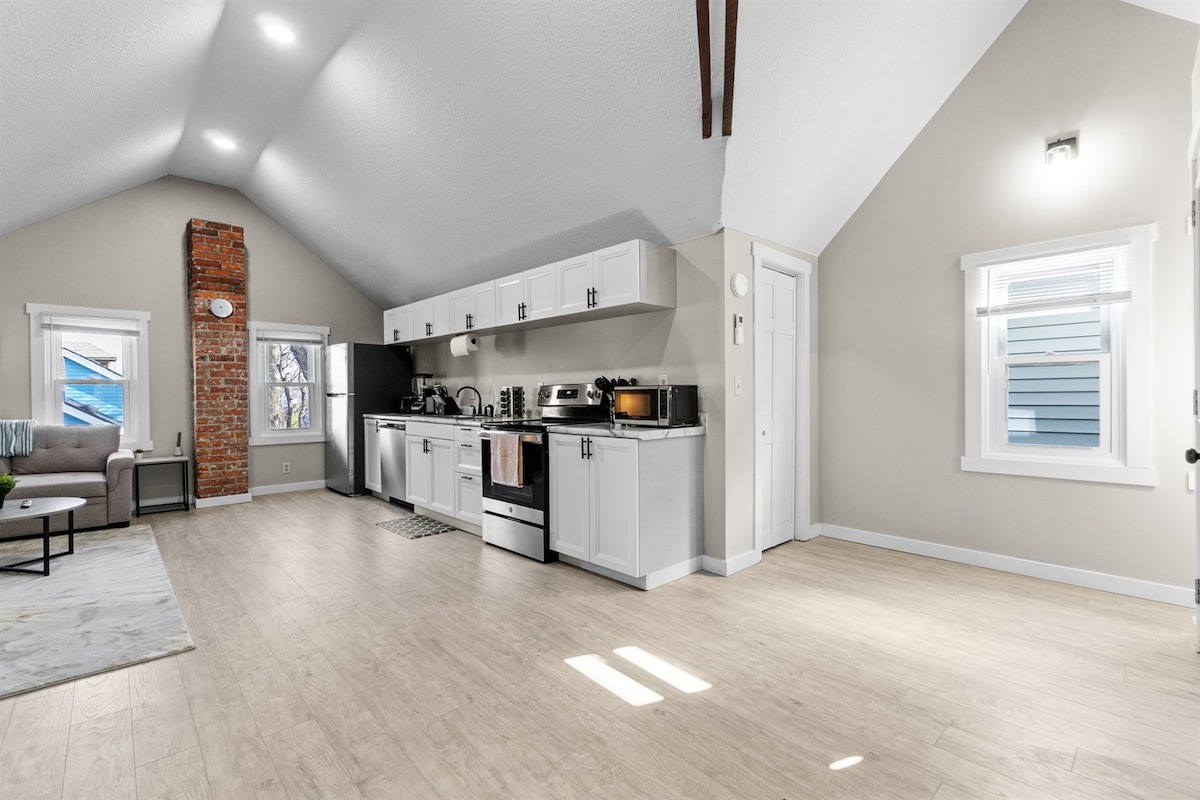 Gorg Wooden Beams w/Brick Accents in Downtown Apt