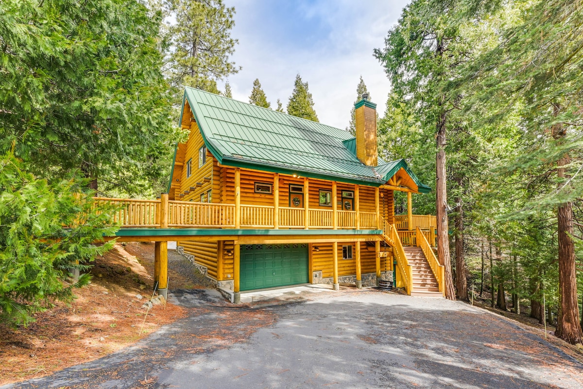 Shaver Lake Mountain Cabin w/ Hot Tub & Gas Grill!