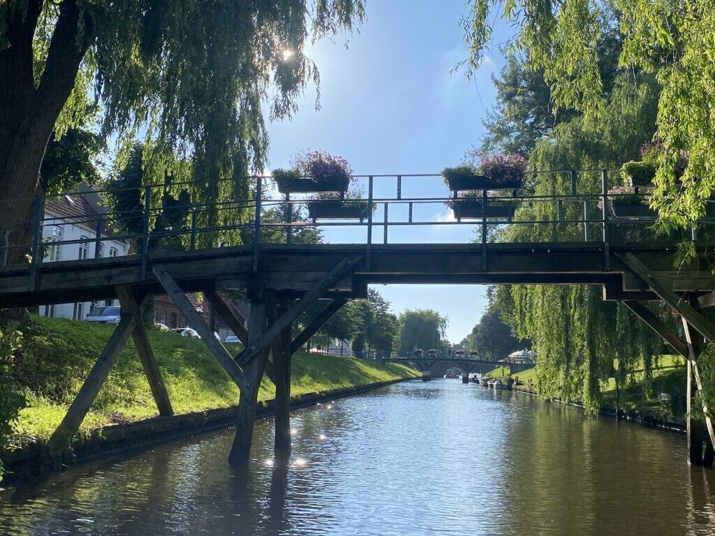 Simmerdeis on the canal