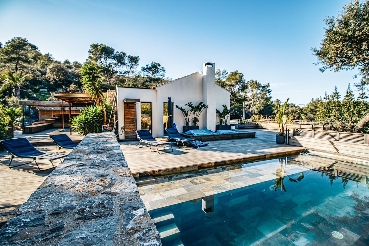 Unique, quiet villa with swimming pool