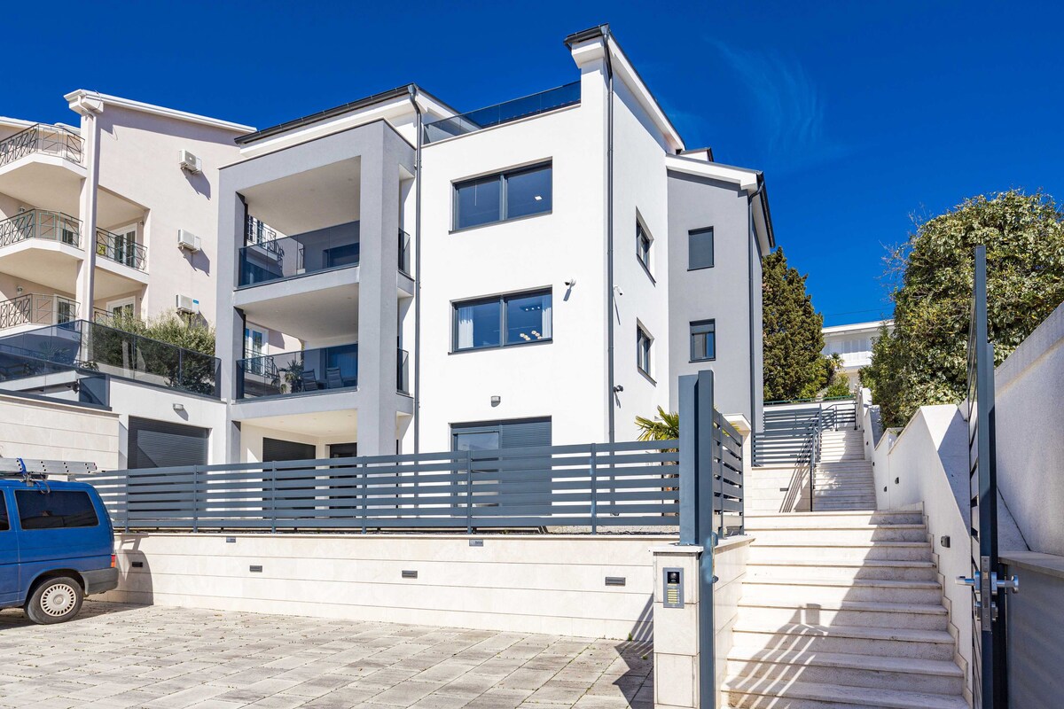 Spacious Pool Apartment Crikvenica