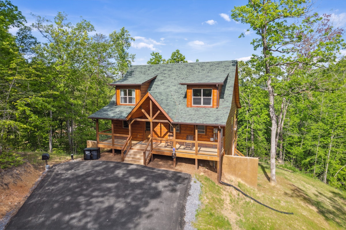 Luxury Pool Cabin with Hot Tub, Views, Game Room