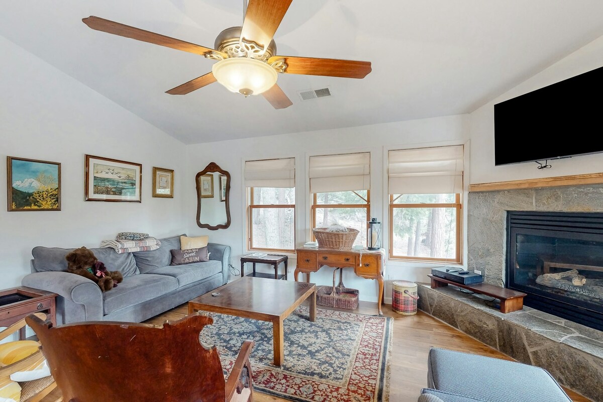 3BR private dog-friendly cabin with AC, pool table