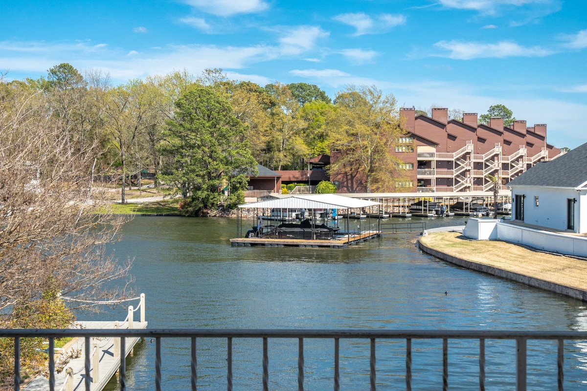 Beautiful Lakefront Townhouse