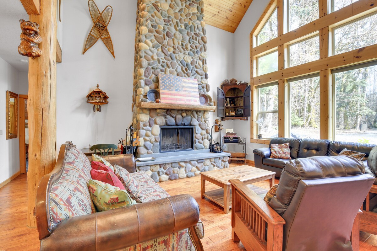 Peaceful Rhododendron Cabin w/ Fire Pit & Hot Tub!