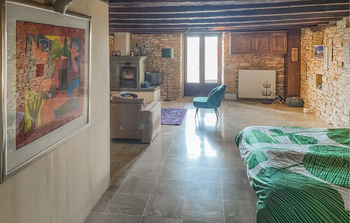 Cozy home in Lavercantiere with WiFi