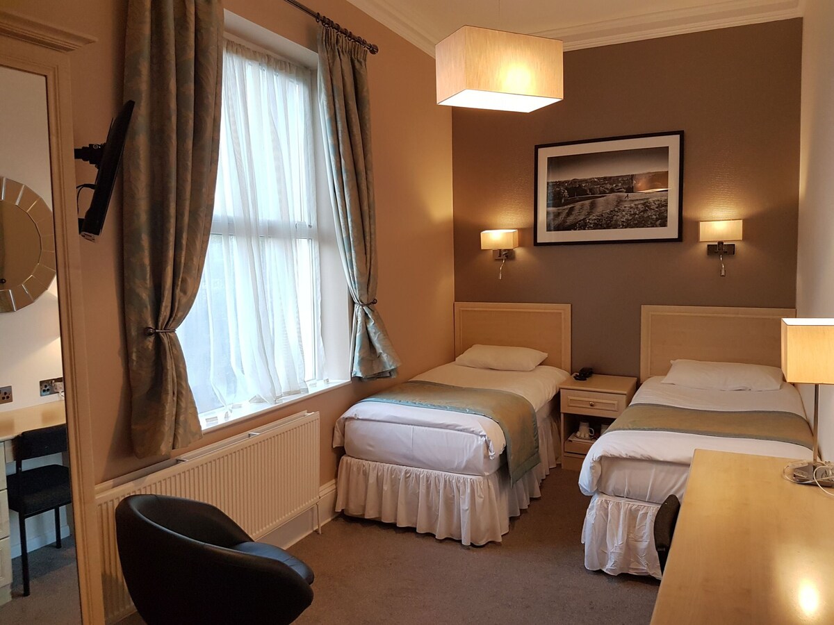 Standard Twin Ensuite room with two single beds