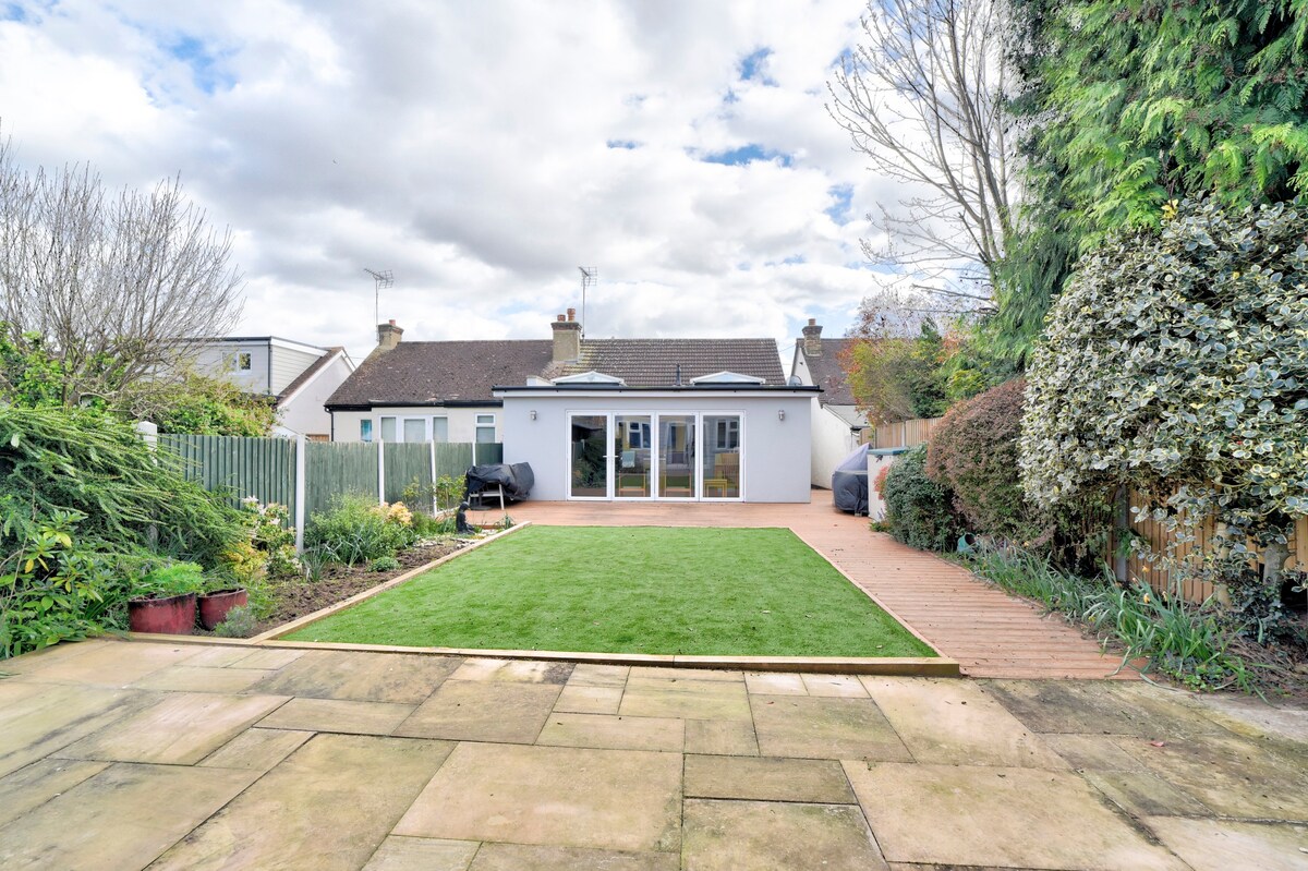 Beautiful bungalow with parking and large garden