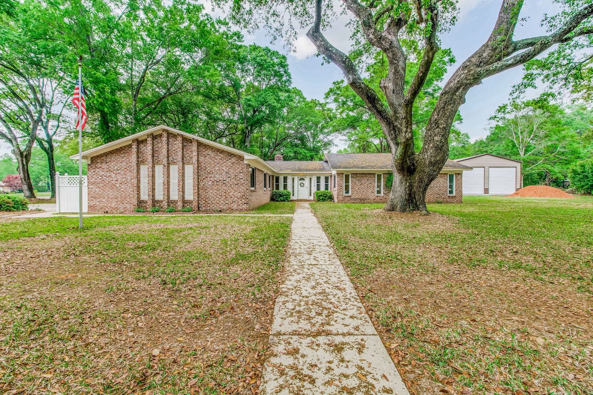 New Listing! Bluebird House: 3BR with sunroom