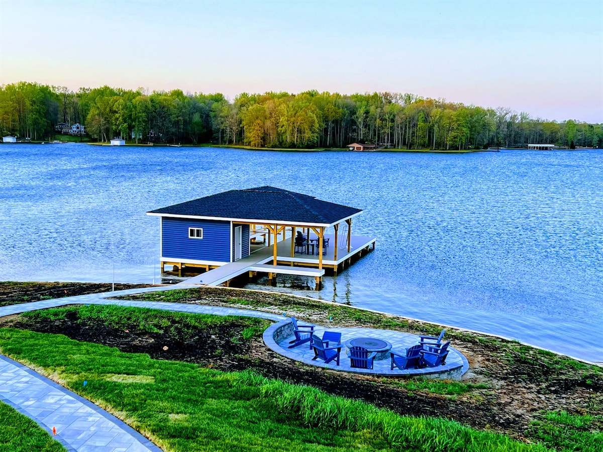 Lakefront Lake Anna - Dock, Beach, Views, Hot Tub