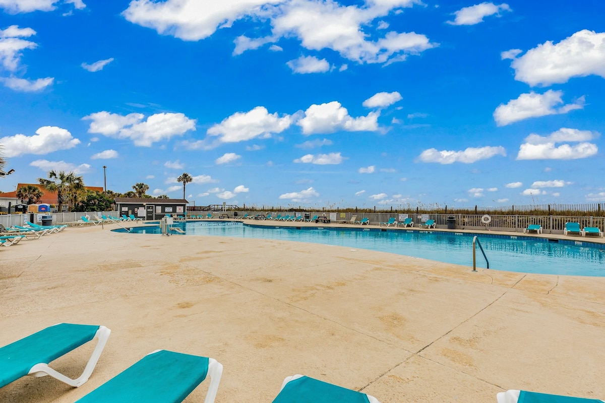 Oceanfront resort 2BR with pools, hot tubs & gyms