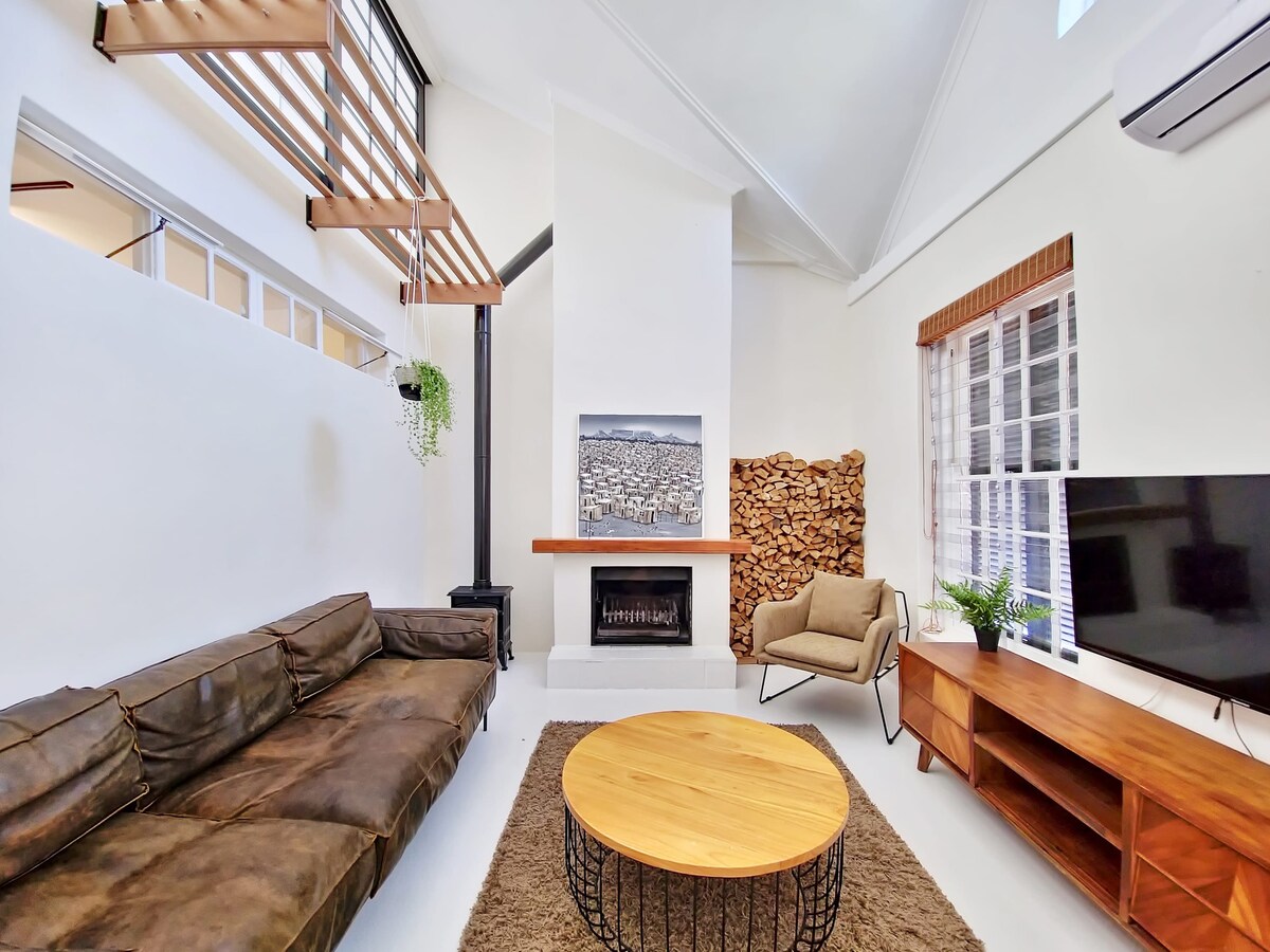 Historic home,light and airy,parking and courtyard