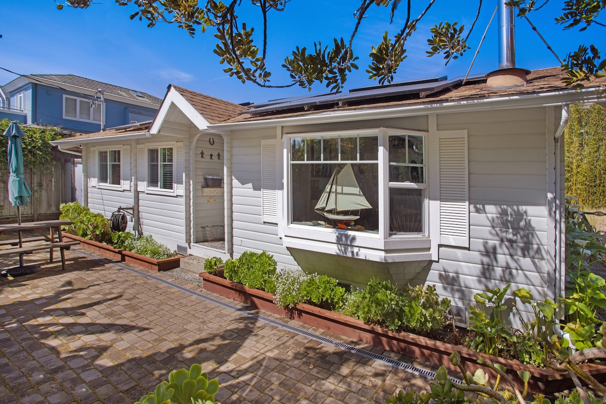 Unique Coastal Cottage