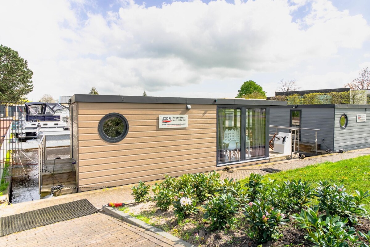 Cozy Houseboat in Zwartsluis