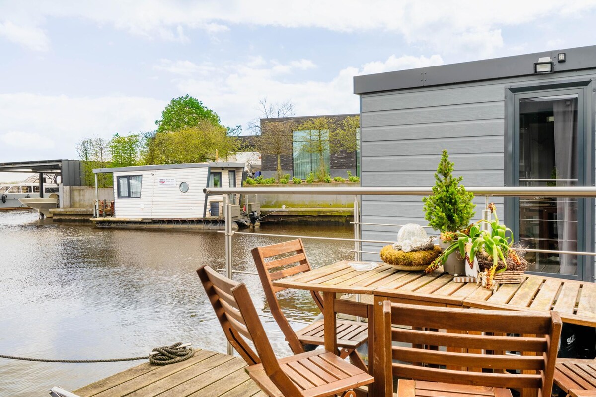 Cozy Houseboat in Zwartsluis