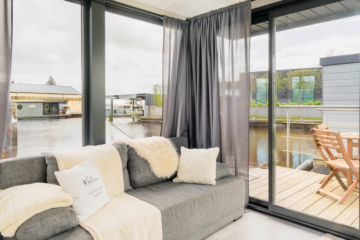 Cozy Houseboat in Zwartsluis