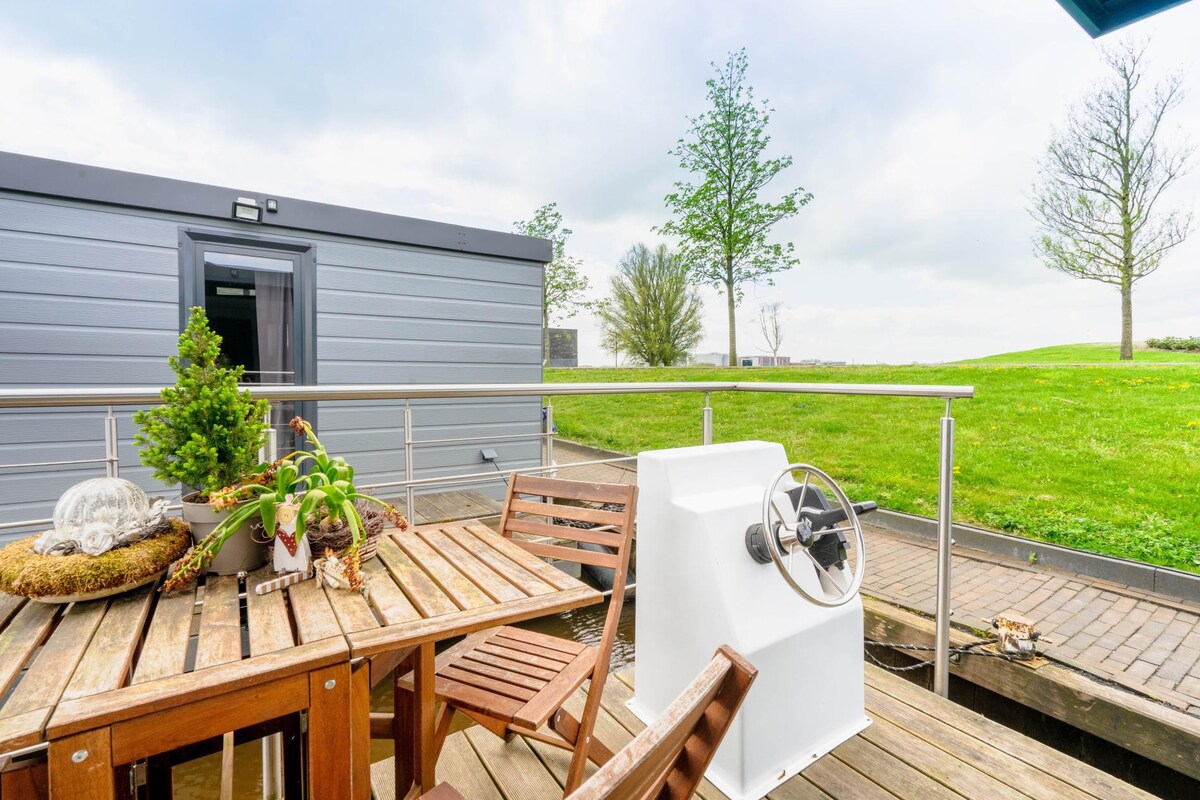 Cozy Houseboat in Zwartsluis