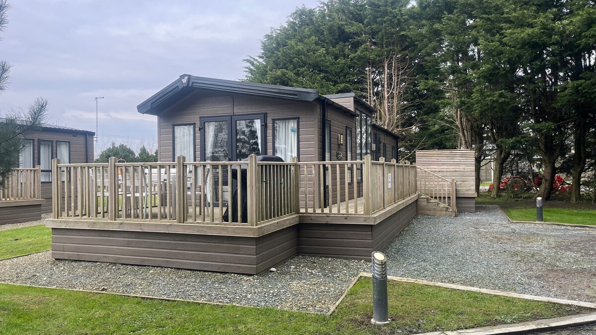 Cosy 3-Bed hot tub Lodge in Pr3