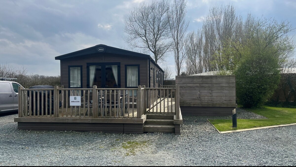 Immaculate 3-Bed Lodge in Out Rawcliffe