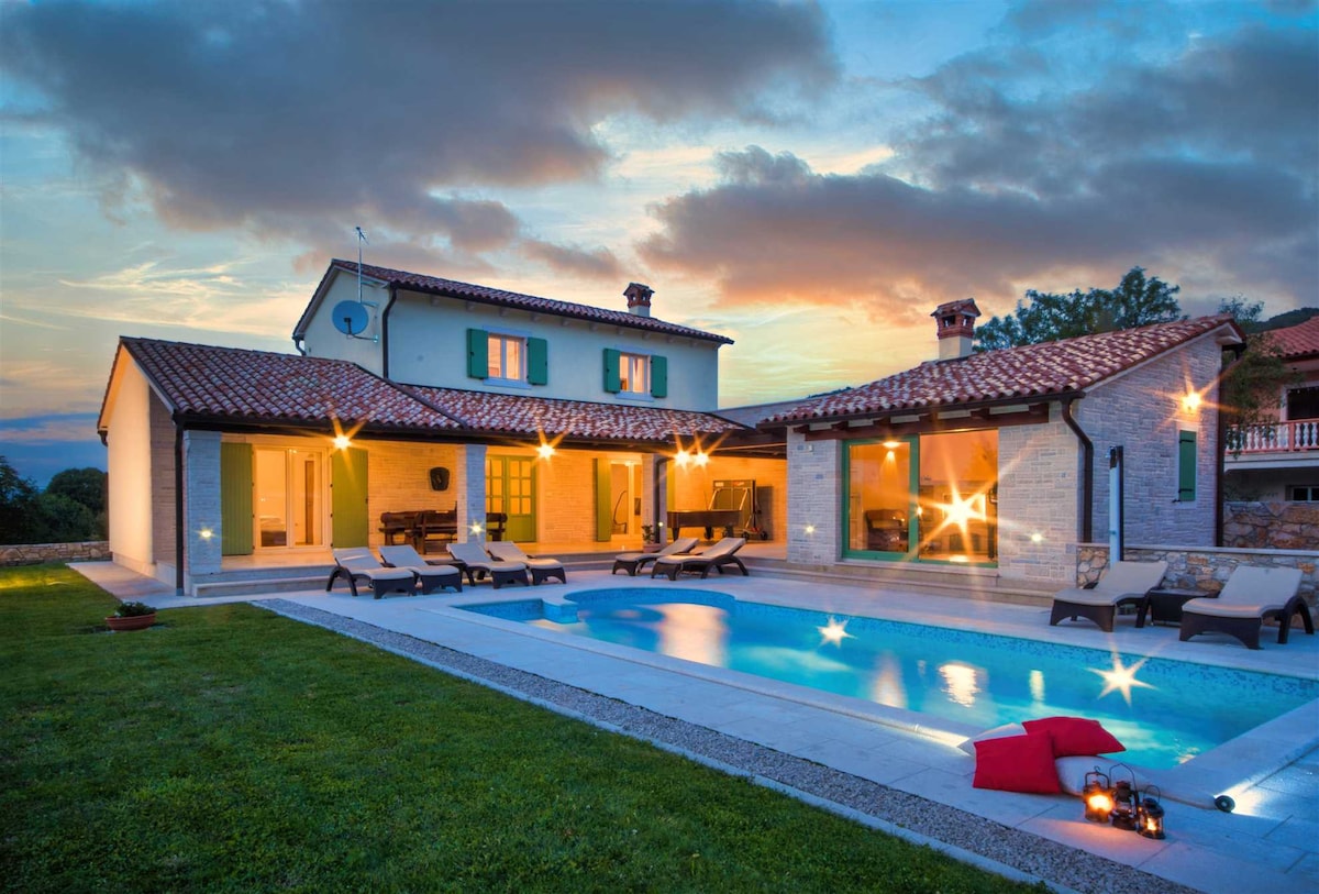 Luxurious, private villa minutes from the beach