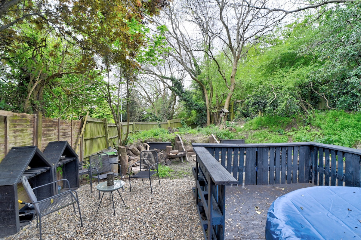 Cozy Guest Lodge with a large secluded garden