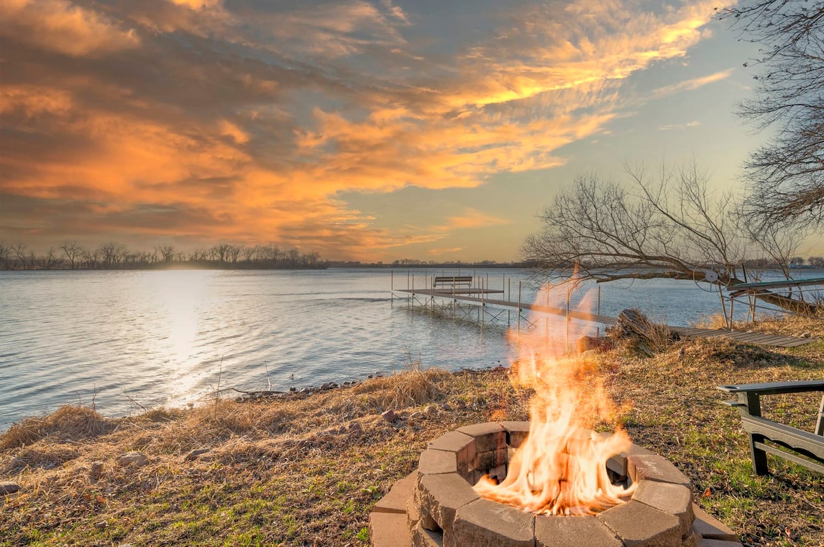 Lakefront Retreat~Hot Tub~Game Room~Fire Pit~ BBQ