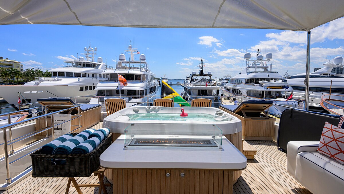 Modern and Private 5BR/5.5BA Yacht, Chef & Crew