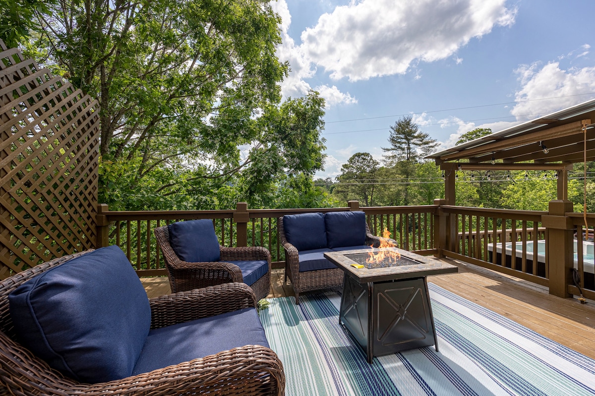 Luxury 3-Bedroom Cabin with Putting Green