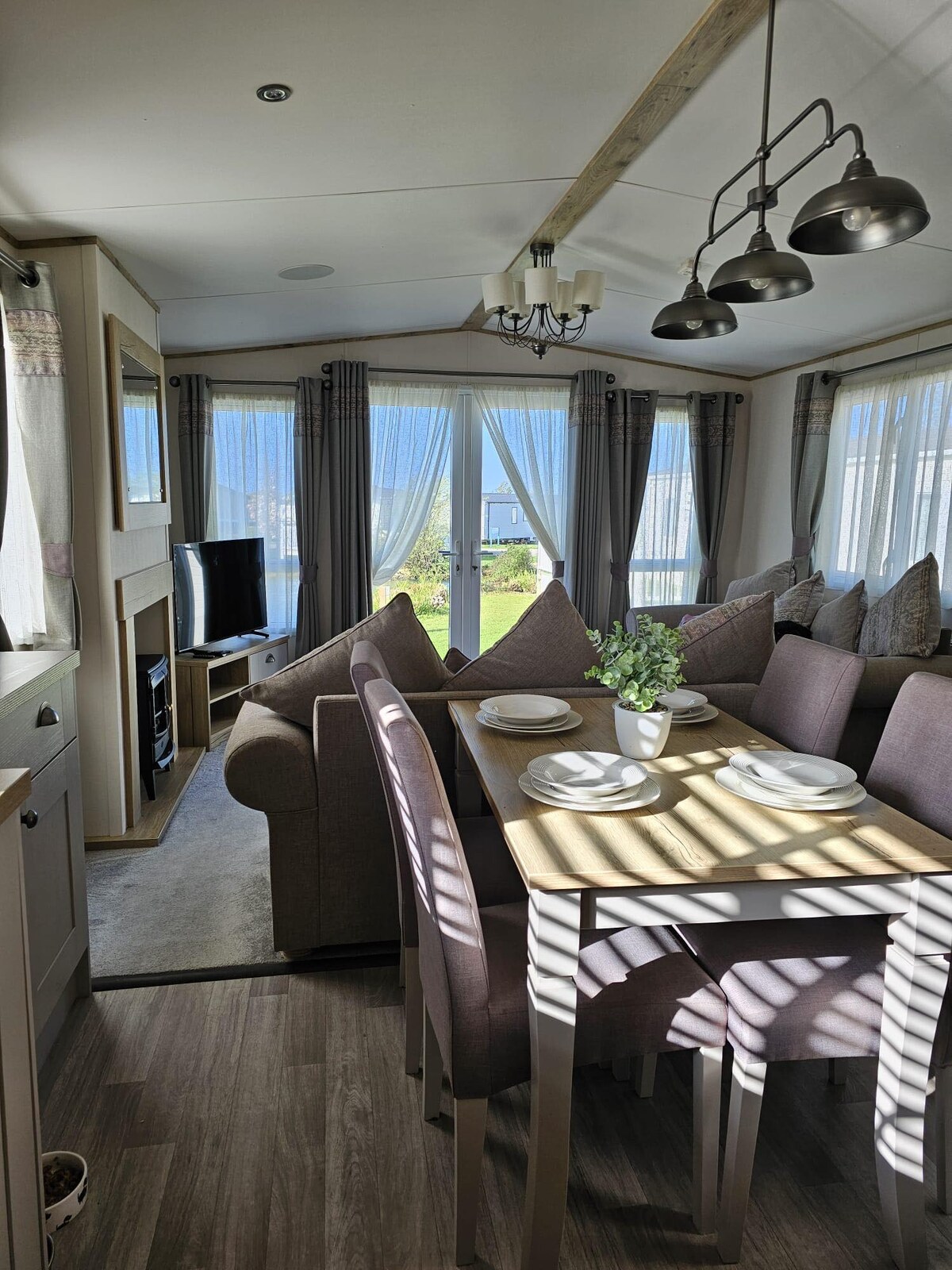 Platinum 6 berth Petfree Van in Hunstanton