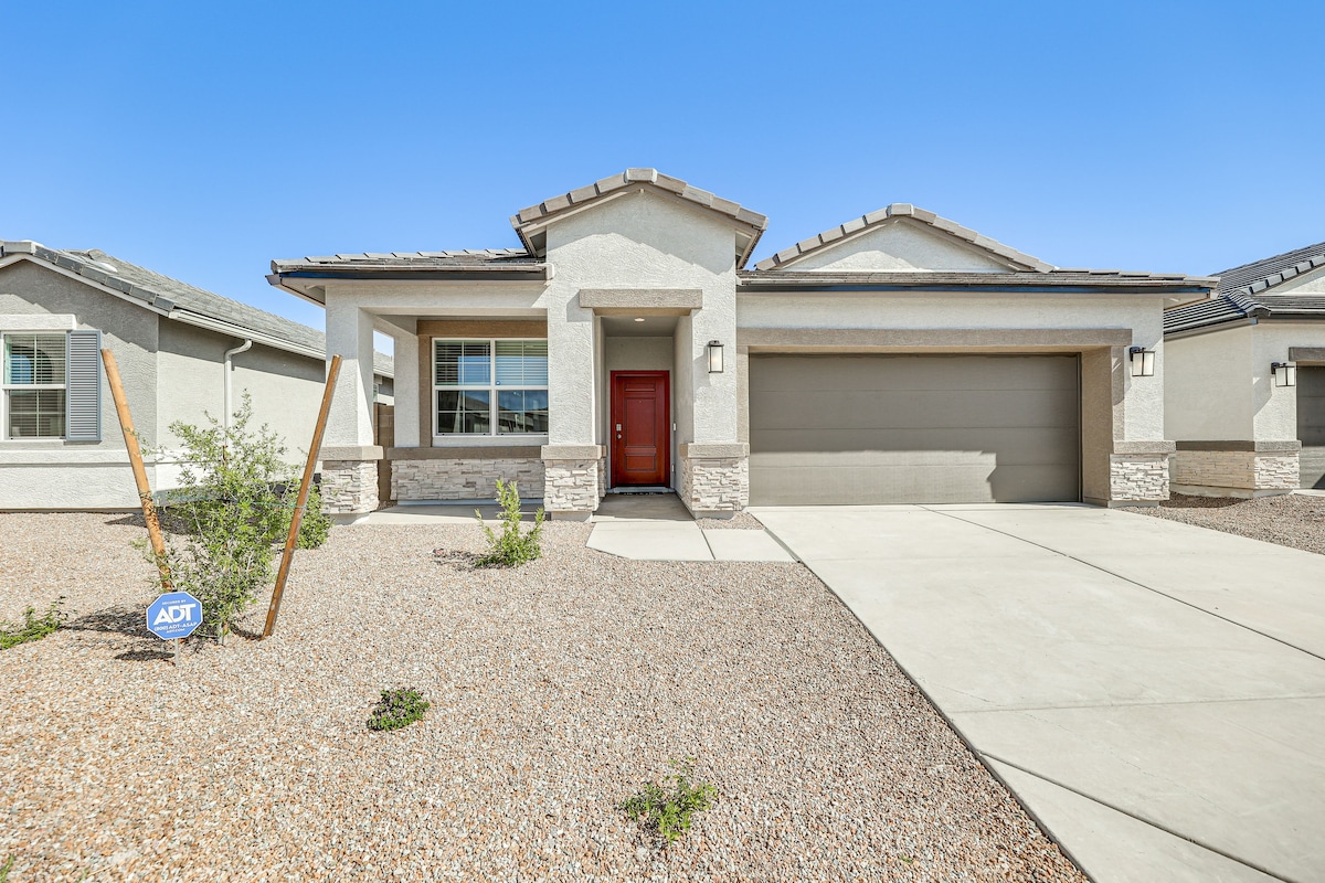Maricopa Home w/ Putting Green & Covered Patio!