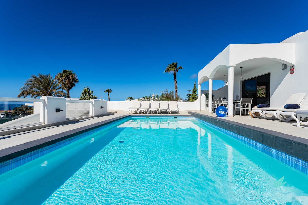 Remarkable 5-Bed Villa in Playa Blanca