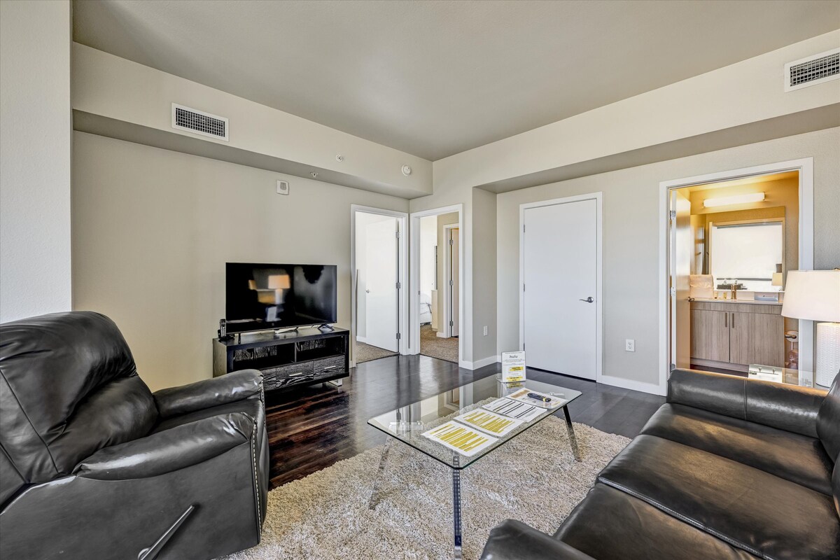 Spacious 2BR near SJSU | Gym + Pool | Laundry