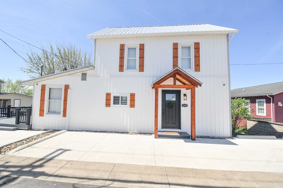 Modern Amish Home + Walking Distance To Local Food