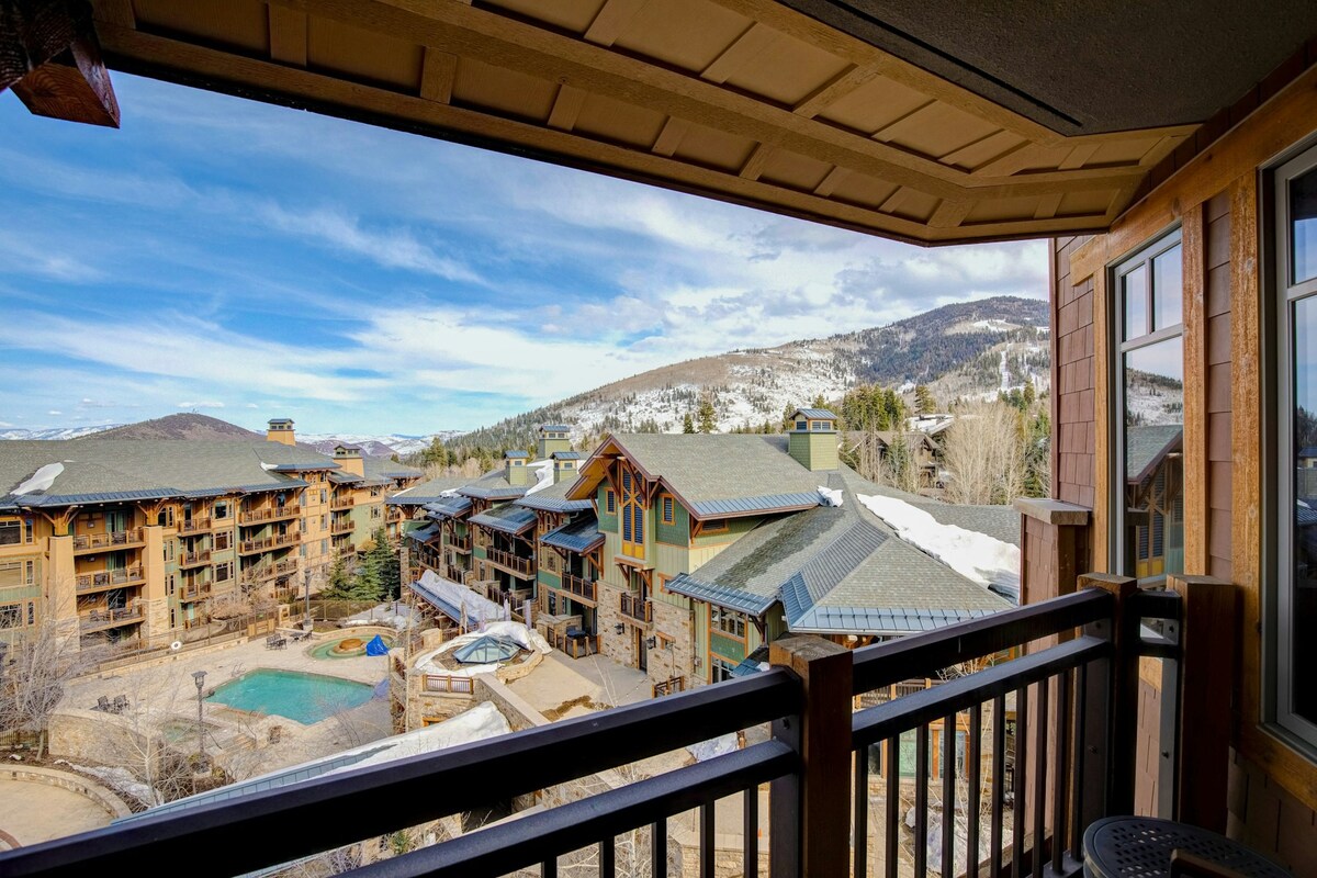 4BR with mountain view, pool, skiing, hot tub, W/D
