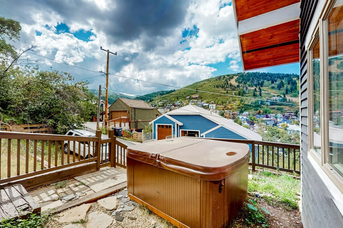 2BR lower-level mtn-view home with hot tub & patio