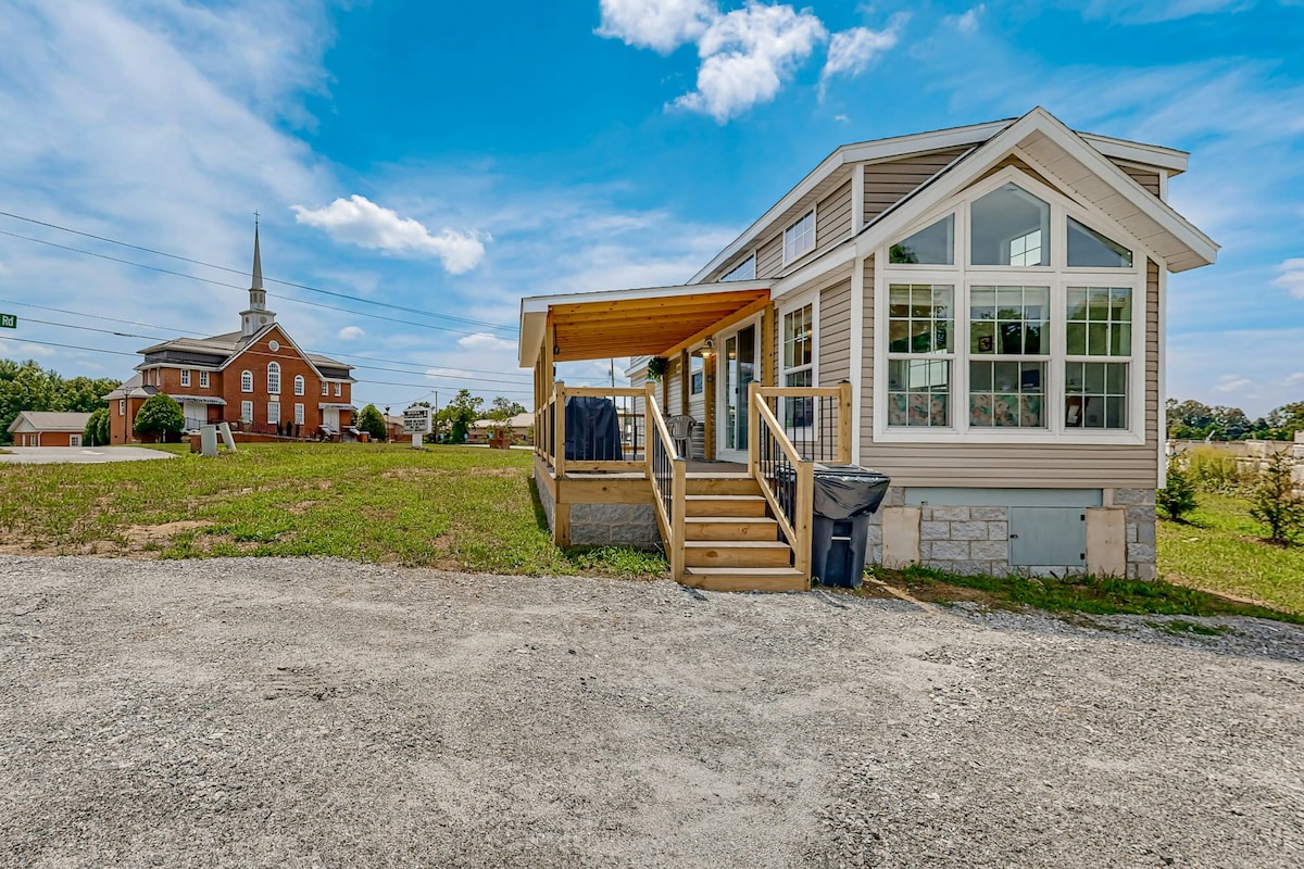 1BR cottage with grill, firepit, streaming, deck