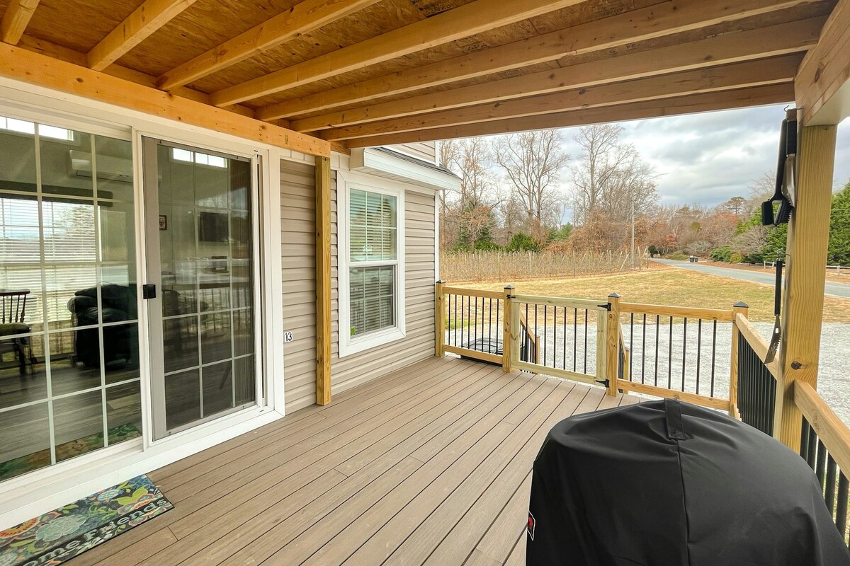 1BR cottage with grill, firepit, streaming, deck