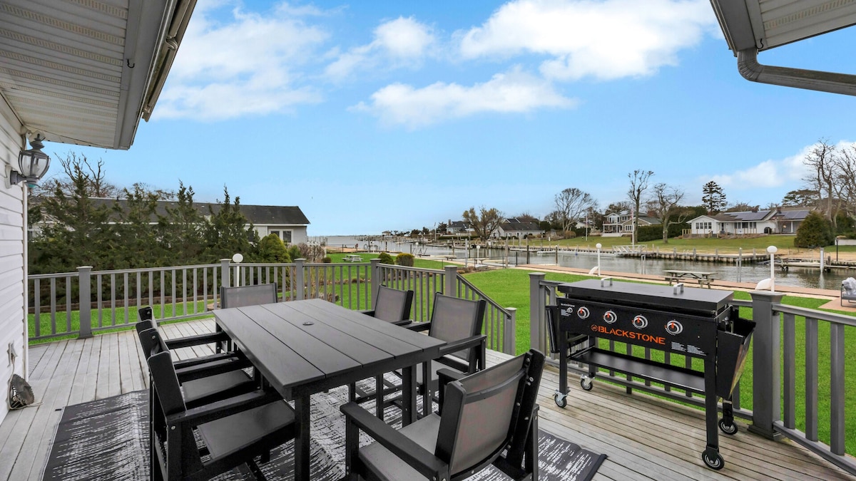 3BR/2BA: waterfront, gas BBQ, outdoor dining